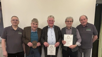 Vorstand Josef Enslein neben den für langjährige Mitgliedschaft geehrten Mitglieder Gerd Wittmann, Josef Eckl, Johann Bock und 2. Vorsitzender Peter Franz (v. links). (Bild: Kathrin Kaiser)