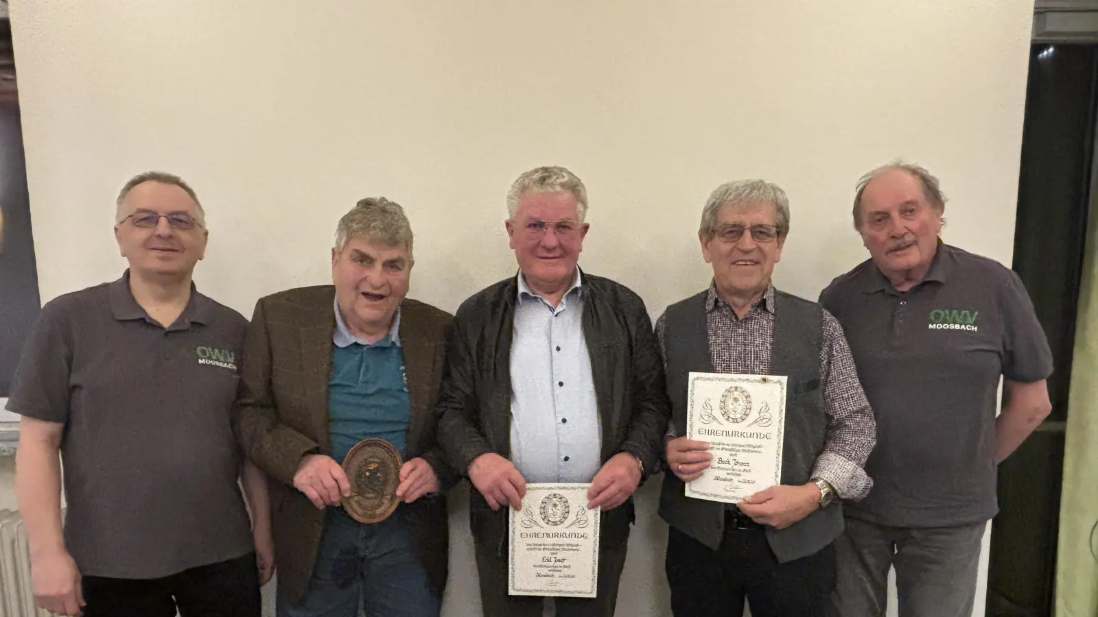 Vorstand Josef Enslein neben den für langjährige Mitgliedschaft geehrten Mitglieder Gerd Wittmann, Josef Eckl, Johann Bock und 2. Vorsitzender Peter Franz (v. links). (Bild: Kathrin Kaiser)