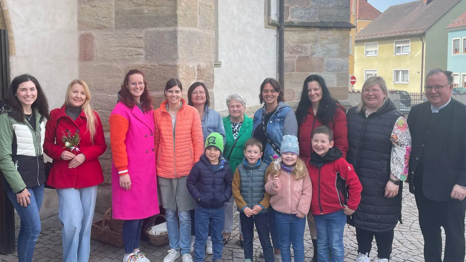 Mit und für den Kindergarten Süß wurden 500 gefärbte Ostereier verkauft. Mit Marianne Lindner (Mitte) freute sich auch Pfarrer Birner. (re.)  (Bild: Veronika Müllner )