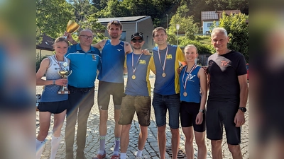 6.	Die Sieger des 37. Premberger Sparkassenberglaufes v.l. Damensiegerin Maria Brand, Bezirkslaufwart Mario Forster, Herrensieger Erik Hille, Oberpfalzmeister Markus Bergler, M 45 Sieger Michael Lang, Damendritte Julia Hantsch und Organisator und Gründer Franz Pretzl  (Bild: Franz Pretzl)