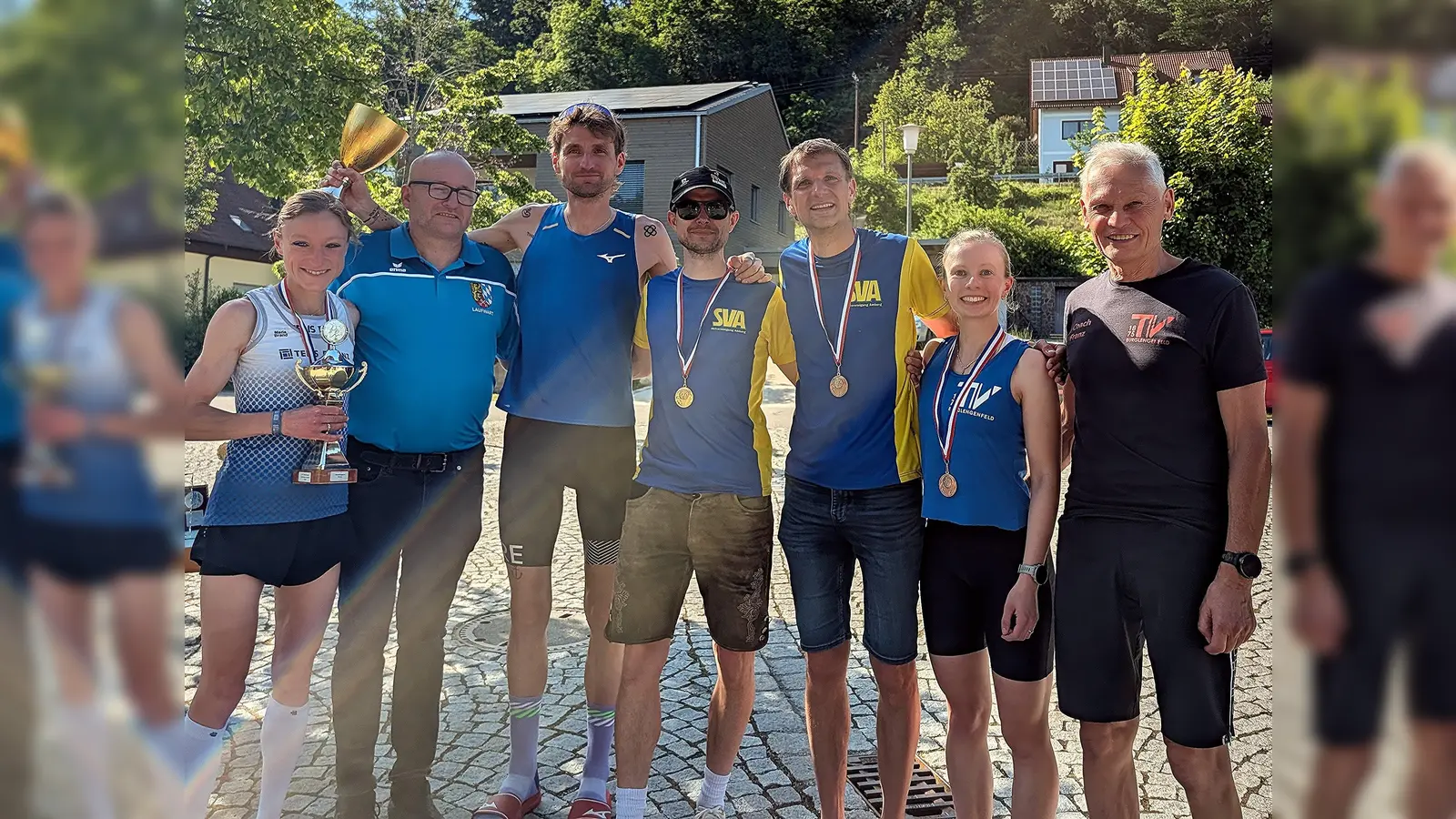 6.	Die Sieger des 37. Premberger Sparkassenberglaufes v.l. Damensiegerin Maria Brand, Bezirkslaufwart Mario Forster, Herrensieger Erik Hille, Oberpfalzmeister Markus Bergler, M 45 Sieger Michael Lang, Damendritte Julia Hantsch und Organisator und Gründer Franz Pretzl  (Bild: Franz Pretzl)