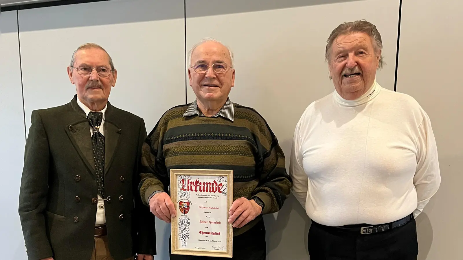 Von links 1. Vorstand Werner Scharf, Heiner Horschelt, 2.Vorstand Franz Schwemmer. (Bild: Henny Scharf)