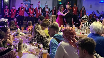 Kleine Verschnaufpause für die vielen kostümierten Gäste, als die Narrhalla Rieden ihre Tänze präsentiert.  (Bild: Christine Wendl)