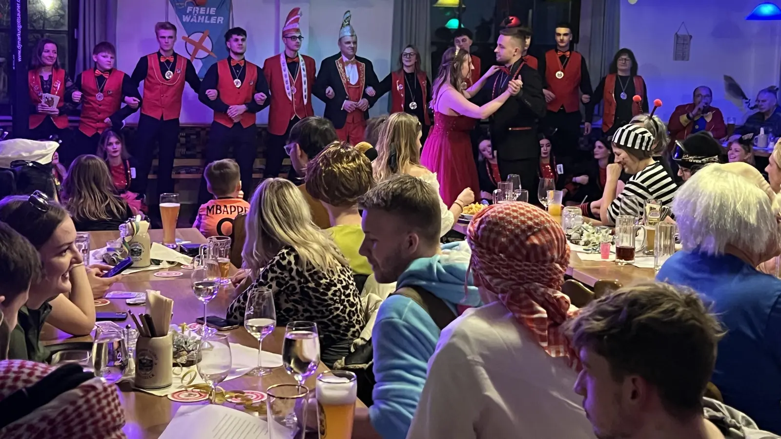 Kleine Verschnaufpause für die vielen kostümierten Gäste, als die Narrhalla Rieden ihre Tänze präsentiert.  (Bild: Christine Wendl)