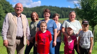 Johanna Grötsch (mitte), links Karl Herrmann mit einem Teil der Vorstandschaft des Obst und Gartenbauverein. (Bild: Magdalena Grötsch)