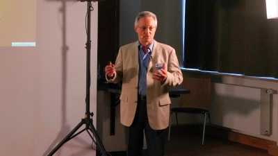 Der Vorsitzende des „Vereins für Finanzbildung und Geldanlage 2020”, Ludwig Wimmer stellt im alten Lobkowitzschloss in Waldthurn den Verein vor und spricht über Finanzthemen. (Bild: Franz Völkl)