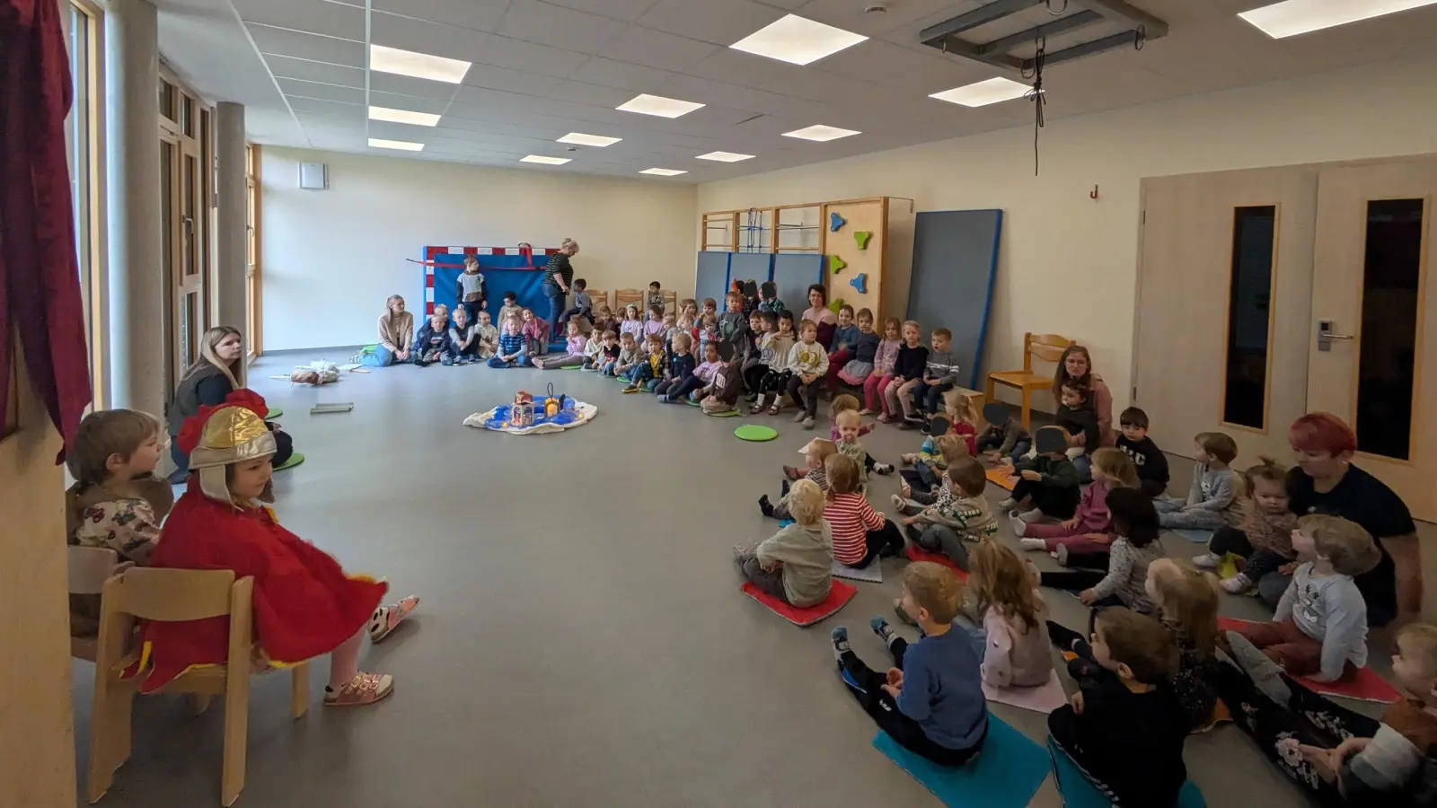 Gemeinsam feiern die Kinder der Gelben und Grünen Zwergen, sowie der Maulwurf- und Mäusegruppe ein Laternenfest in der Turnhalle. (Bild: Vanessa Mihl)