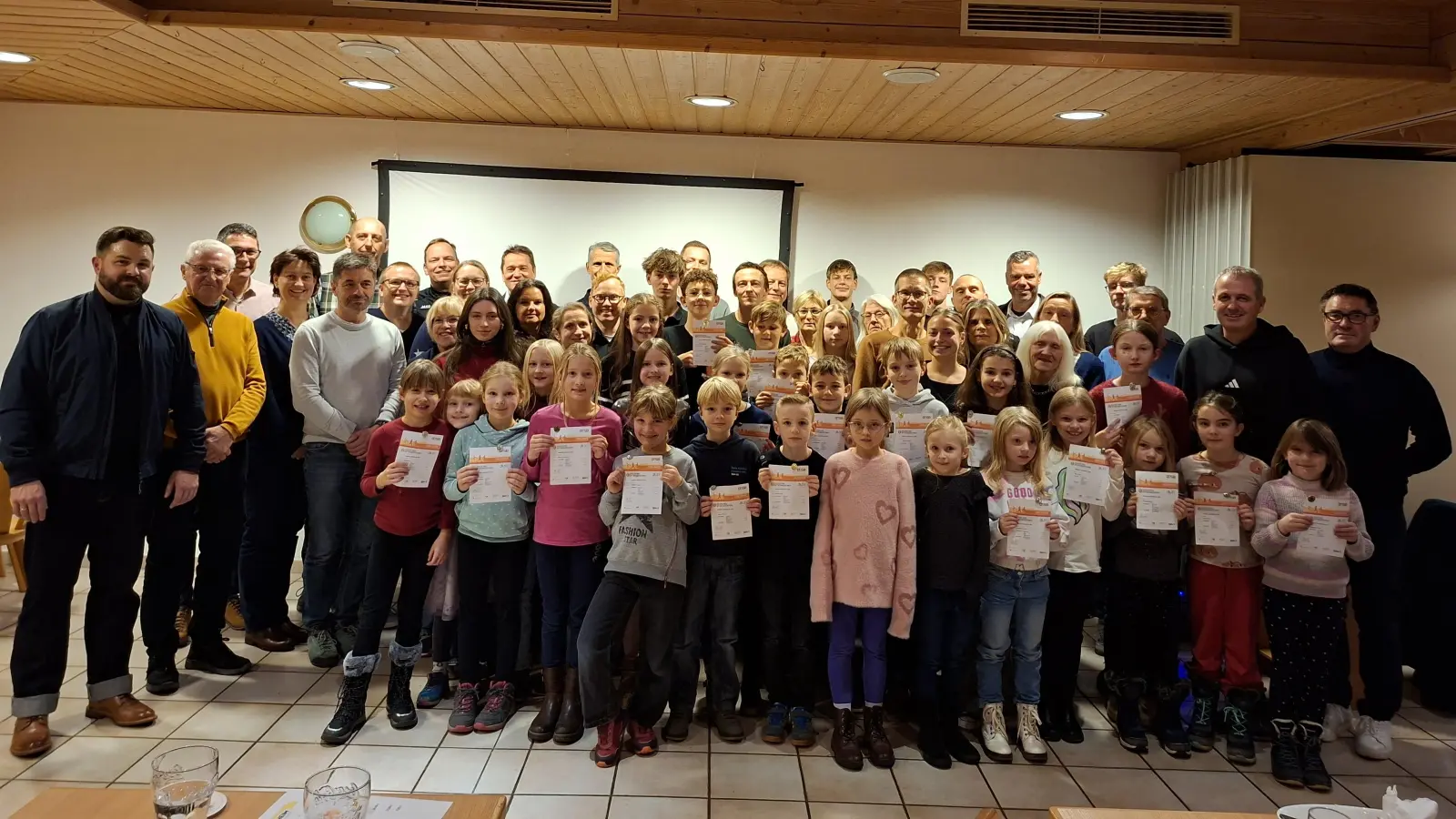 90 Sportlerinnen und Sportler der DJK Neustadt/WN. legten heuer das Deutsche Sportabzeichen ab. Großes Lob dafür gab es von Bürgermeister Sebastian Giering (links), dem BLSV-Kreisvorsitzenden Wolfgang Schwarz und DJK-Vorsitzenden Achim Neupert (von rechts). (Bild: Hans Prem)