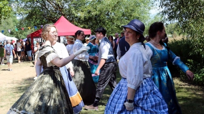 Ein besonderer Blickfang war zum Abschluss die Gruppe „Dragonsflame“ mit ihren englischen Country Dances.  (Bild: Franz Pretzl)