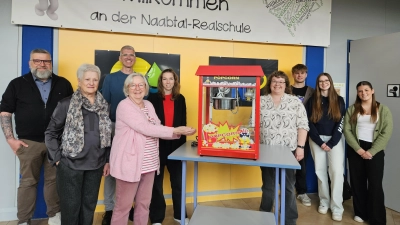 Der Förderverein beschafft eine professionelle Popcornmaschine für die Schulfamilie der Naabtal-Realschule.  (Bild: Elisabeth Schneider)
