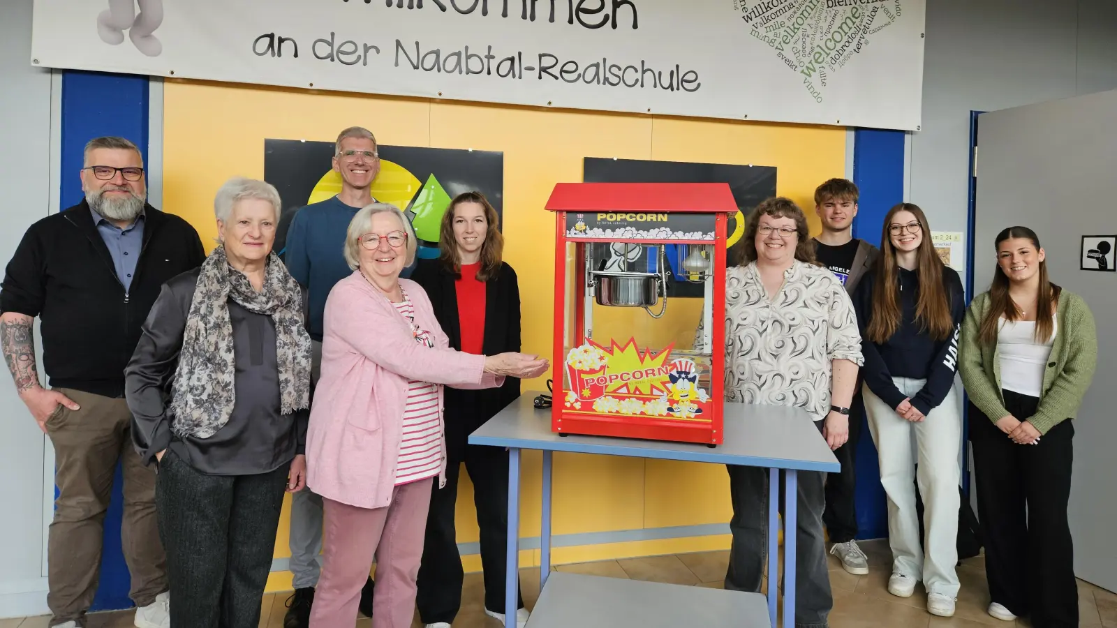 Der Förderverein beschafft eine professionelle Popcornmaschine für die Schulfamilie der Naabtal-Realschule.  (Bild: Elisabeth Schneider)