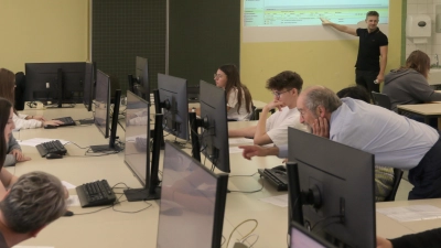 Fabian Bezold und Kurt Seibold führten die Einführung in das DATEV-Programm Kanzlei Rechnungswesen im Teamteaching durch. (Bild: Helmut Meier)