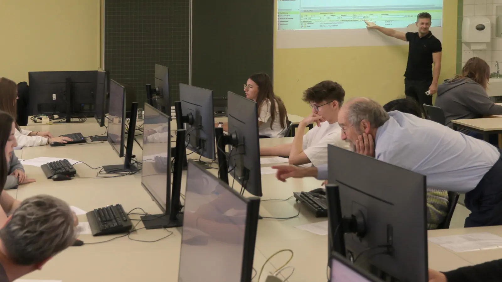 Fabian Bezold und Kurt Seibold führten die Einführung in das DATEV-Programm Kanzlei Rechnungswesen im Teamteaching durch. (Bild: Helmut Meier)