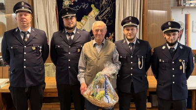 Von links: 1. Vorstand Christian Weigl 2. Vorstand Thomas Grillmeier, Jubilar Herbert Friedl, 1. Kommandant Manuel Gleißner 2. Kommandant Sascha Summerer (Bild: Christian Weigl)