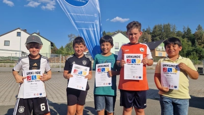 Freuten sich über ihre Urkunden nach dem erfolgreichen Fanfaren-Triathlon (von links): Moritz, Kilian, Carlo, Nico und Dario. (Bild: Christoph Ahlemeyer)