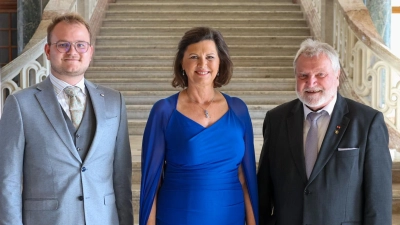 Traditioneller Sommerempfang des Bayerischen Landtags im Neuen Schloss Schleißheim. v.l.n.r.: Vorsitzender Timo Häusler, Landtagspräsidentin Ilse Aigner, Ehrenvorsitzender Hartmut Schendzielorz  (Bild: Stefan Obermeier)