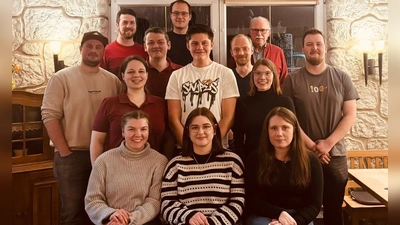 Neugewählte Vorstandschaft mit Ehrenmitglied Peter F. Dotzauer. (Bild: Regina Kunz)