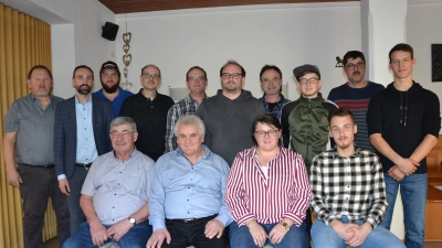 Die Oldtimerfreunde Moosbach haben eine neue Vorstandschaft gewählt. Erster Vorsitzender Ludwig Voit und 2. Vorsitzende Silvia Bock (Mitte). Dazu gratulierte Bürgermeister Armin Bulenda (Zweiter von links). (Bild: Peter Garreiss)