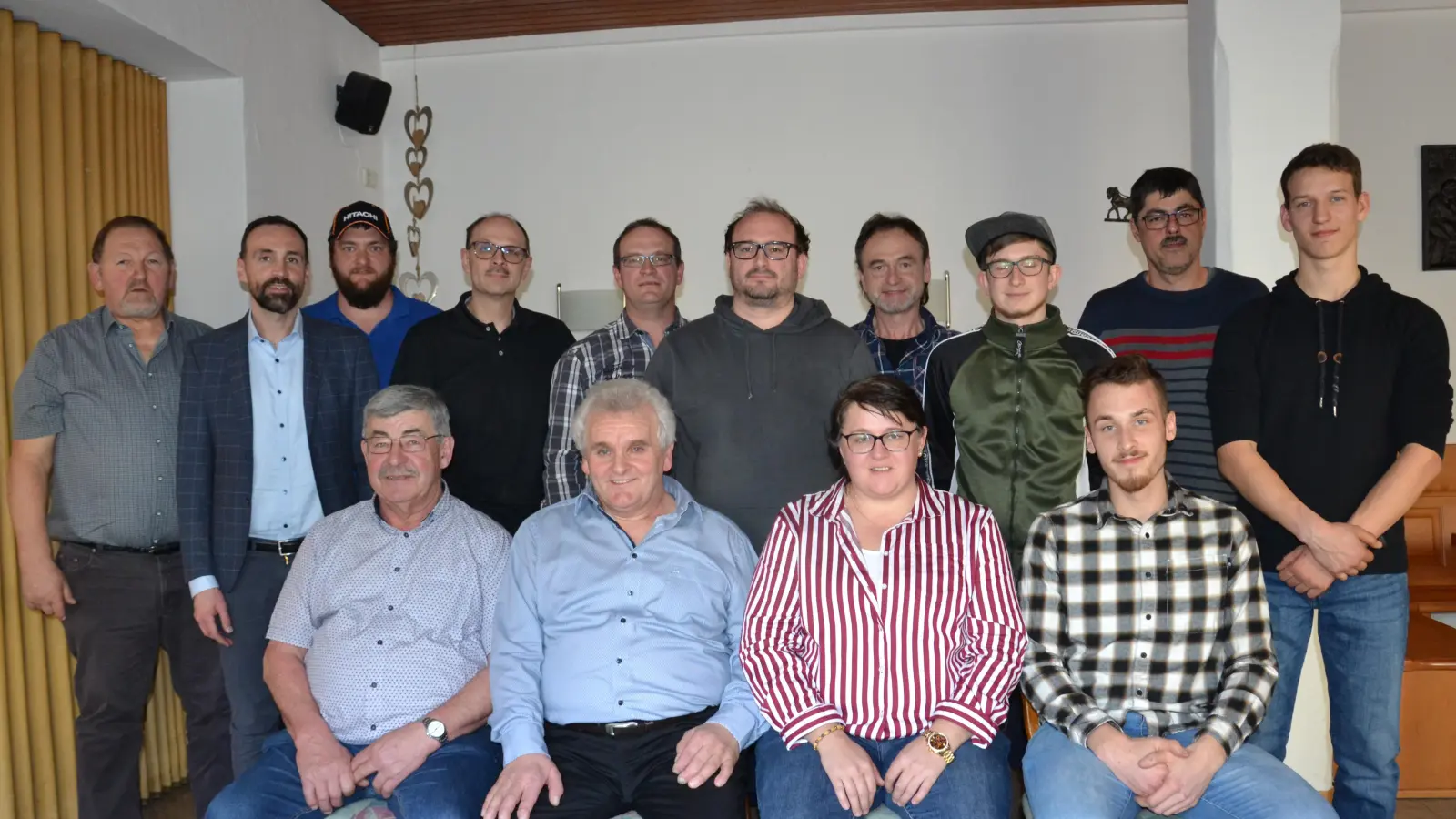 Die Oldtimerfreunde Moosbach haben eine neue Vorstandschaft gewählt. Erster Vorsitzender Ludwig Voit und 2. Vorsitzende Silvia Bock (Mitte). Dazu gratulierte Bürgermeister Armin Bulenda (Zweiter von links). (Bild: Peter Garreiss)