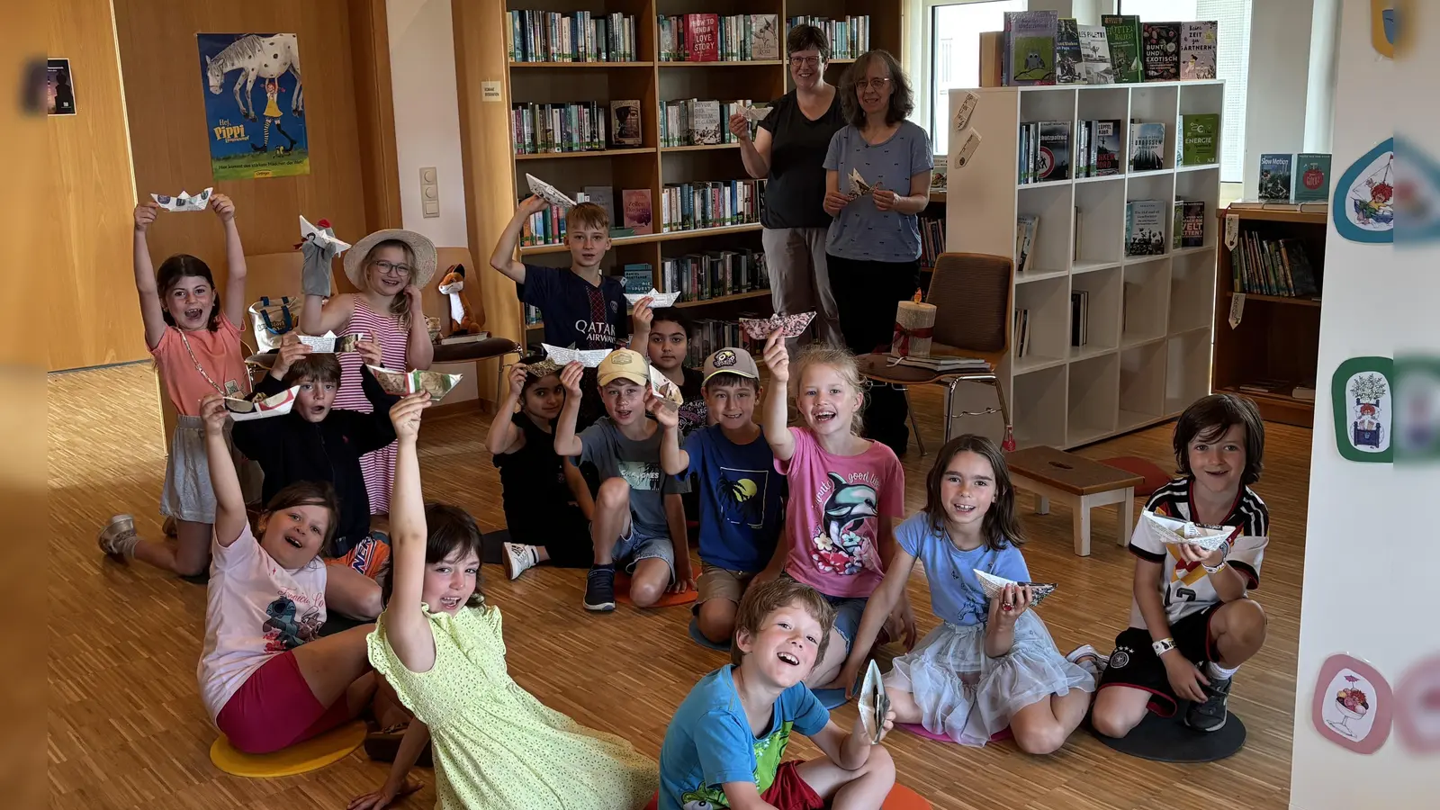 Dass auch ein älteres Buch noch nützlich sein kann, erfuhren die Kombiklassen 1/2 der Grundschule (im Bild die Klasse 1/2a) bei einem Besuch in der Pfarrbücherei Immenreuth. Monika Stahl und Anita Reichenberger vom Bücherei-Team (hinten, vom links) luden sie unter anderem zum Basteln ein. (Bild: Silvia Arzberger)