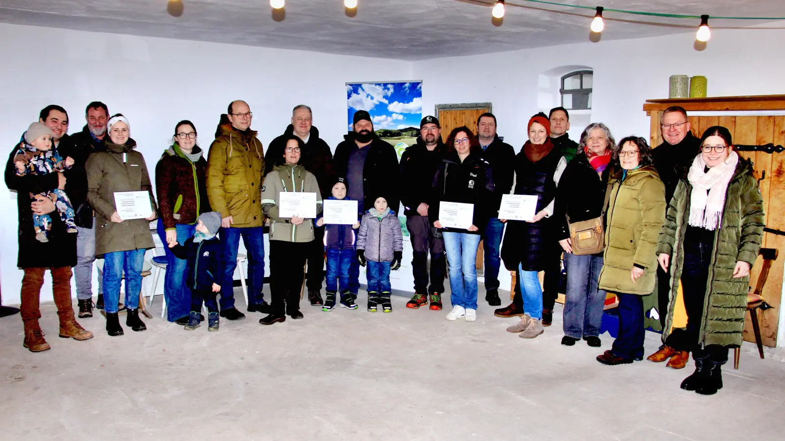 Die Preisträger mit Annika Reich, Oberbürgermeister Michael Cerny, Etzelwangs 2. Bürgermeisterin Lydia Zahner, Kerstin Walch (von rechts), Landrat Richard Reisinger (Mitte) und Richard Lehmeier (Zweiter von links).  (Bild: Leonhard Ehras)