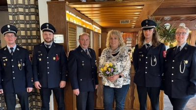 Von links nach rechts: Marco Frank (Kommandant Hohenthan), Patrick Mauerer (Vorsitzender), Träger Engelbert mit Frau Andrea, neuer stv. Kommandant Blei Kevin, Carolin Mayer (Kommandantin Altglashütte). (Bild: Thomas Mayer )