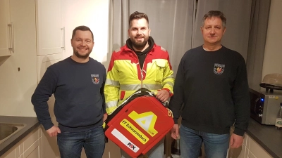 Übergabe des neuen Rettungsrucksacks von RKT-Regionalleiter Südbayern, Tim Christen (Mitte) an Kommandanten Bernd Przetak (rechts) und Vorsitzenden Markus Pöllath (links) von der Schwarzenbacher Feuerwehr. (Bild: Thorsten Hallmann)