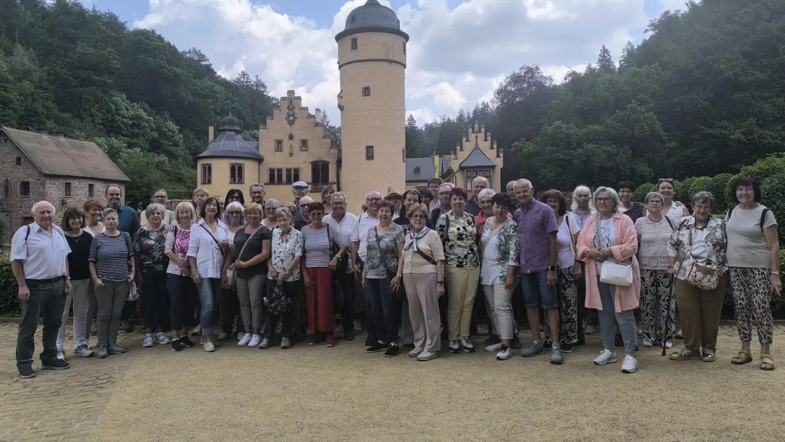 Sichtlich zufrieden waren alle Teilnehmer beim Tagesausflug nach Spessart. (Bild: Christian Seraphin)