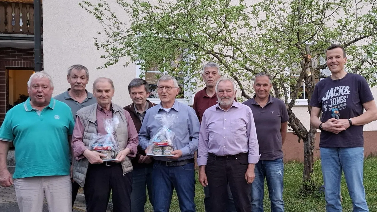 Die neu gewählte Vorstandschaft mit den Jubilaren. v.l. Schleicher Ernst, Schinhammer Heinz, Weidinger Günther, Siegert Karl, Balzer Erich, Weber Karl, Fackler Helmut, Reichenberger Robert, Rösch Thomas (Bild: Thomas Rösch)