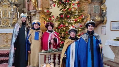 Eine Gruppe von Sternsingern beucshte das Jesuskind in der Moritzkirche.  (Bild: Harald Puckschamel)
