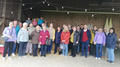 Die Winklarner Reisegruppe erlebte einen unterhaltsamen Nachmittag auf dem Ziegenhof. (Bild: Elisabeth Bauer)