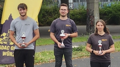 Mit Platz 2 beim letzten Lauf in Würzburg sicherte sich Luis Sollfrank die Teilnahme am ADAC Bundesendlauf in Bopfingen<br>Bild von Links nach Rechts : Luis Sollfrank Platz 2,Klassensieger Timo Hölzel und Christina Kiesl Platz 3 (Bild: Michael Sollfrank)