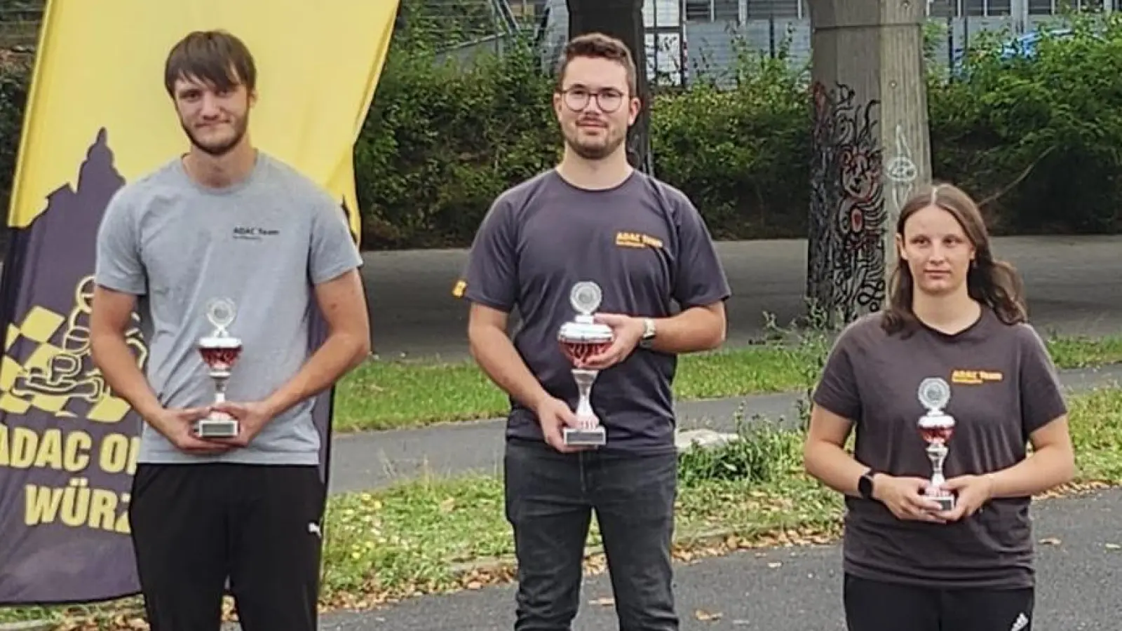 Mit Platz 2 beim letzten Lauf in Würzburg sicherte sich Luis Sollfrank die Teilnahme am ADAC Bundesendlauf in Bopfingen<br>Bild von Links nach Rechts : Luis Sollfrank Platz 2,Klassensieger Timo Hölzel und Christina Kiesl Platz 3 (Bild: Michael Sollfrank)