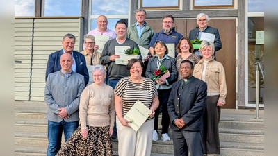 Die Geehrten mit Pfarrer Celestine, vorne rechts, dahinter 1. Vorsitzende Martina Götz (rechts), 2. Vorsitzende Johanna Scharf (2. von rechts), Agnes Feuerer vom Kreisverband Schwandorf, vorne, 2. von links, 1. Bürgermeister Florian Adam, vorne links, dahinter Ehrenvorsitzender Franz Ziegelmeier. (Bild: Christiane Wagner)
