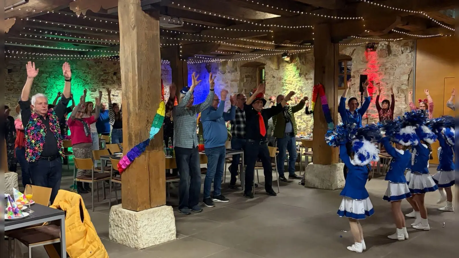Beim Gute-Laune-Song machten alle Besucher ausgelassen mit, was die Bambini-Garde vortanzte. (Bild: Stefanie Gradl)
