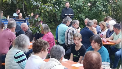 Eine ökumenische Andacht der katholischen Pfarrei Illschwang, mit Pfarrer Johannes Arweck, bildete,, im Pfarrgarten, den Auftakt zu einem gemütlichen Dämmerschoppen, der anschließend von den Birgländer Musikanten musikalisch gestaltet wurde. (Bild: Beate Krieger)