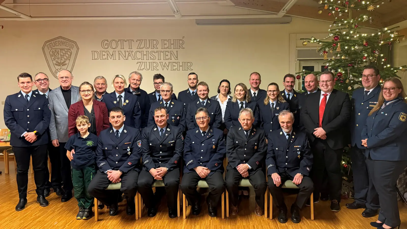 Ehrengäste, Wehrführung und für langjährige Dienstzeit ausgezeichnete Kameradinnen und Kameraden (Bild: Patrick Preßl)