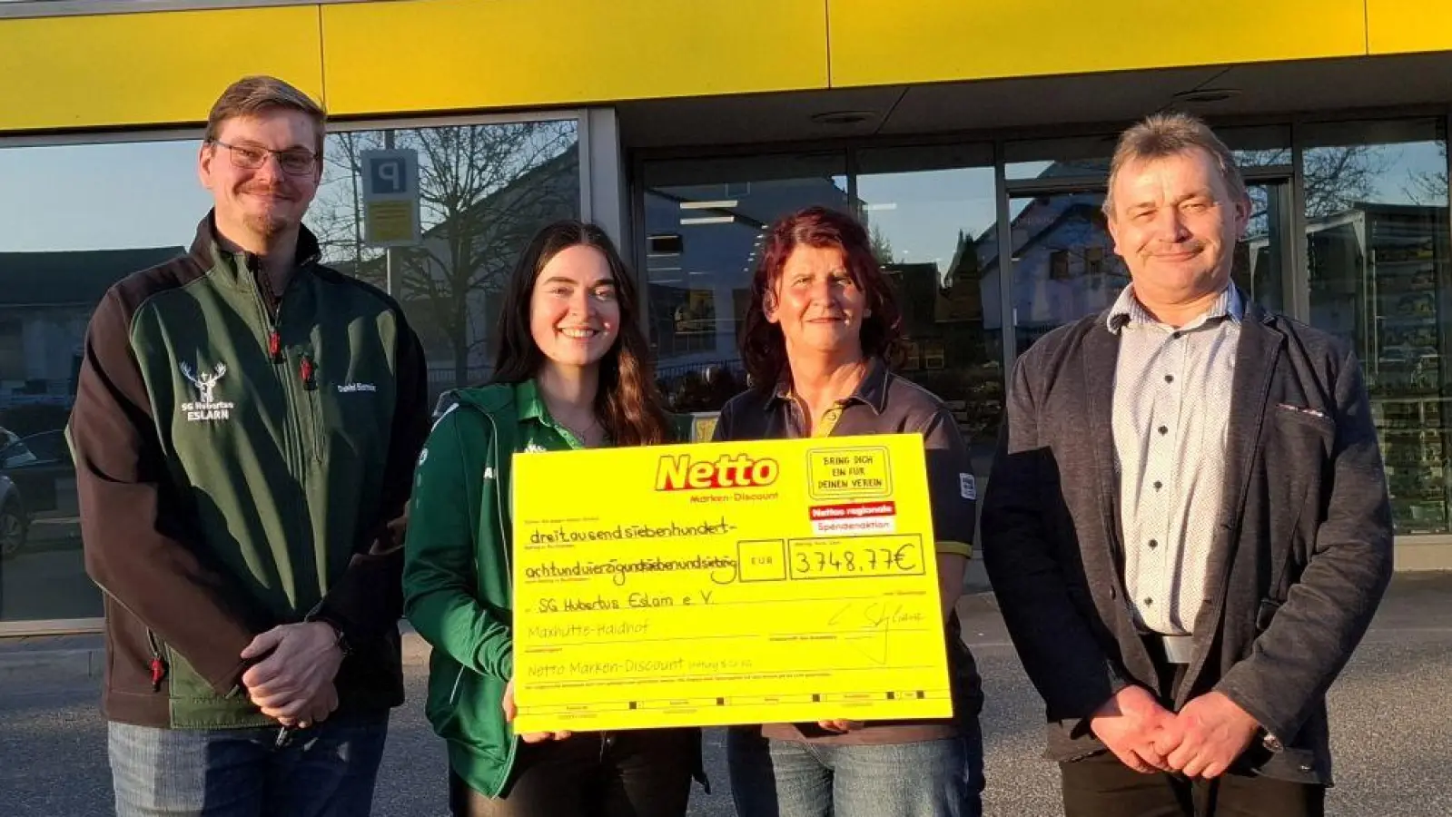 Spendenübergabe am Netto-Marken-Discount in Eslarn mit (v.l.) Schützenmeister Daniel Biermeier, Kassiererin Maria Wazl, Filialleiterin Ulrike Eschenbecher und Verkaufsleiter Bertold Reber. (Bild: Karl Ziegler)