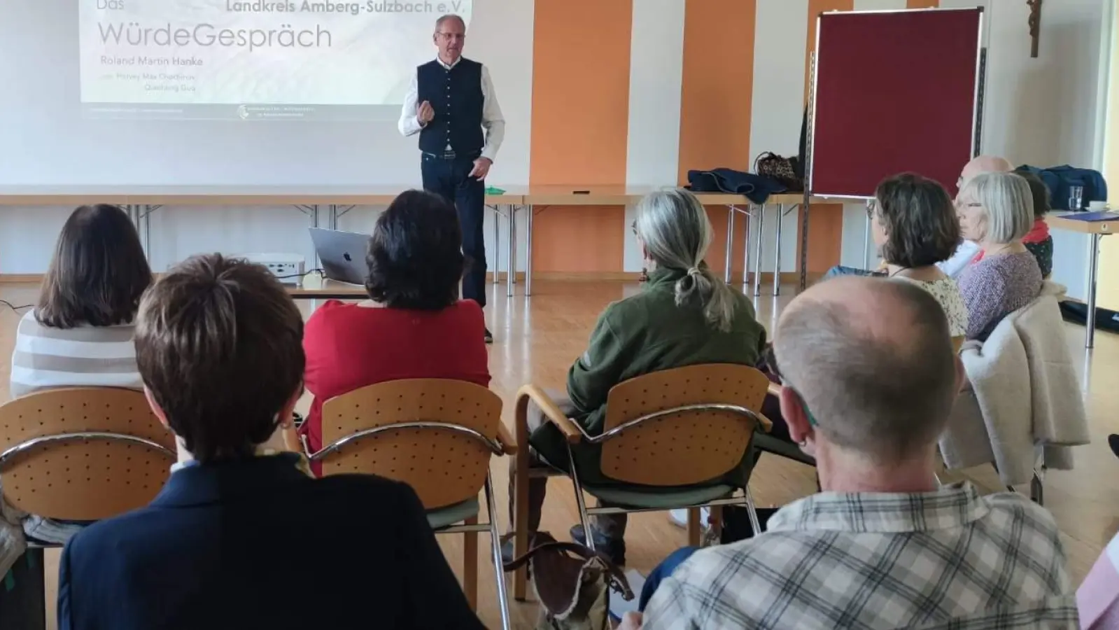 Beim Teamtag des Hospizvereins Amberg und Landkreis Amberg-Sulzbach e.V. zeigte der Allgemein- und Palliativmediziner Dr. Roland Martin Hanke die Bedeutung von „WürdeGesprächen am Lebensabend“ auf. (Bild: Georg Franz Fröhler)