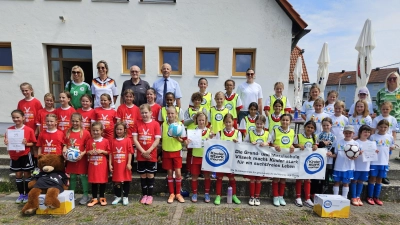 Die drei Mädchen-Mannschaften nach der Landkreismeisterschaft der Grundschulen auf dem Sportgelände des FV Vilseck von links: 1. Poppenricht, 2. Vilseck und 3. Auerbach mit (hinten, von links) Susanne Engelhardt und Rektorin Janina Schmidt (beide Poppenricht), Karl Heinz Grollmisch, Günter Simmerl, Lehrerin Julia Kroher (Vilseck) und Lehrerin Sabine Biersack (Auerbach). (Bild: Christine Grollmisch)