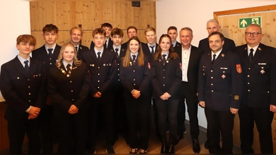 Kreisbrandrat Christoph Strobl, Kreisbrandinspektor Michael Iberer, Kreisbrandmeister Frank Schloss und Bürgermeister Hermann Böhm (rechts) gratulierten der Wehr zur erfolgreichen Jugendarbeit. (Bild: Thomas Sadlo)