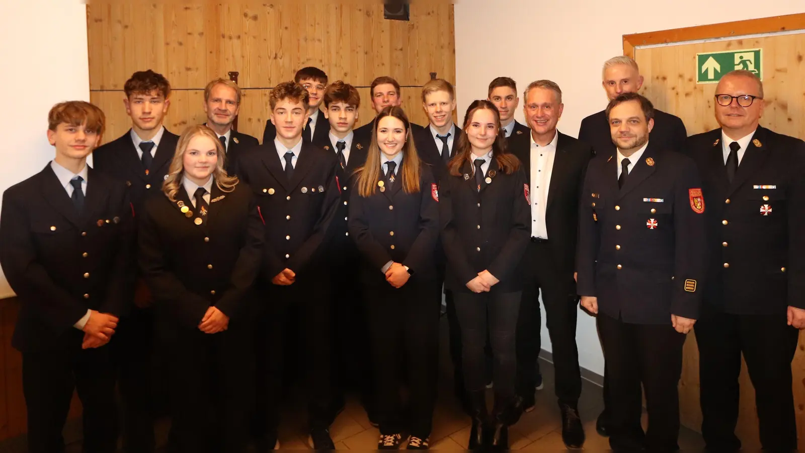 Kreisbrandrat Christoph Strobl, Kreisbrandinspektor Michael Iberer, Kreisbrandmeister Frank Schloss und Bürgermeister Hermann Böhm (rechts) gratulierten der Wehr zur erfolgreichen Jugendarbeit. (Bild: Thomas Sadlo)
