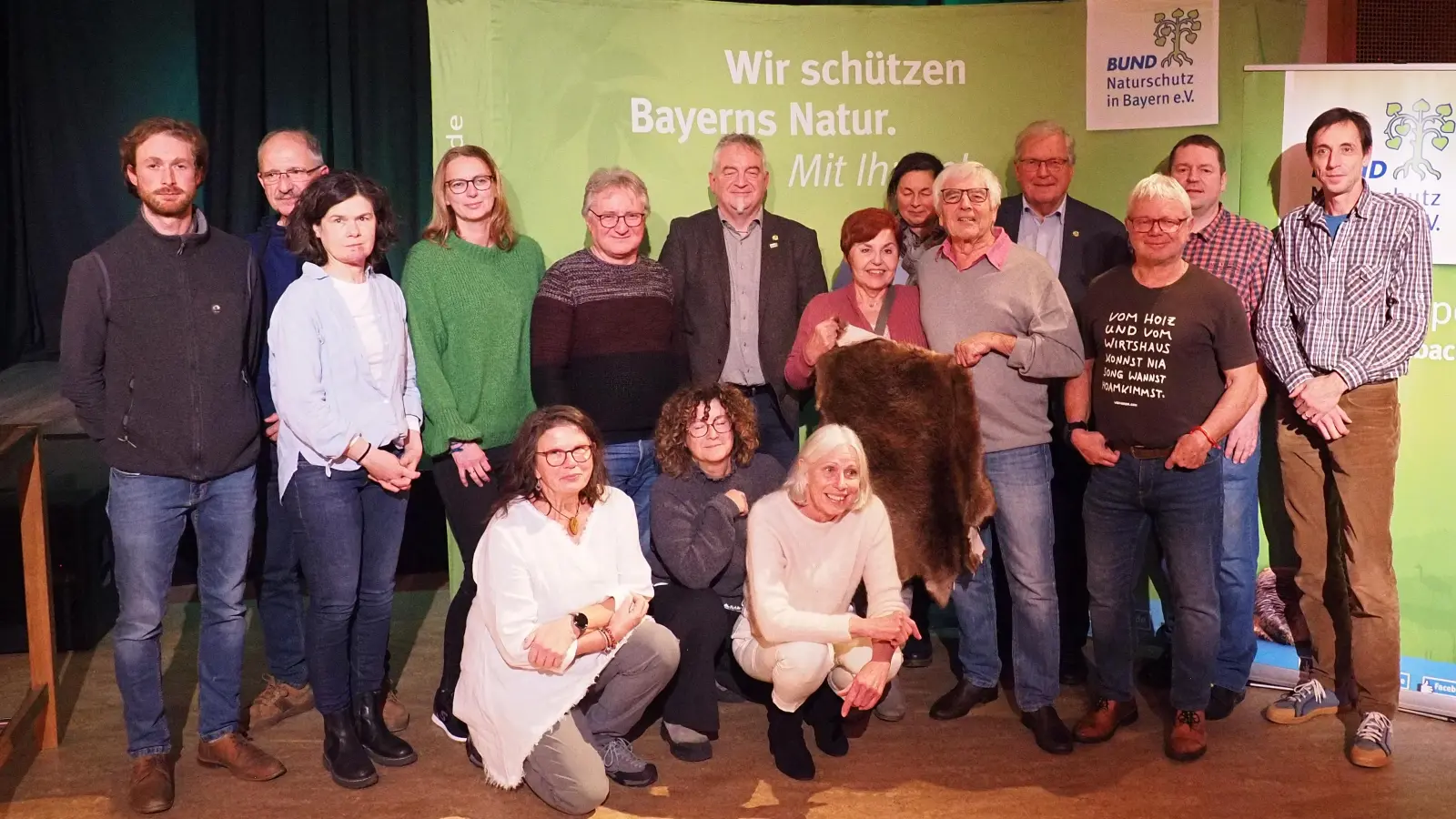 Neue Vorstandschaft mit 1.Vorsitzenden Beate May, Mitte knieend, Vorgänger Peter Zahn mit seiner Frau Sigrid. (Bild: Hans-Jürgen Bumes)