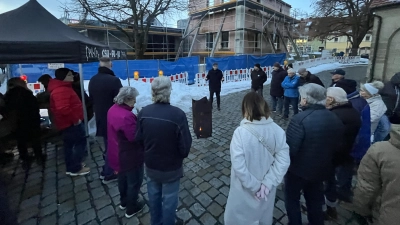 Vor der Baustelle des Verwaltungsgebäudes am Marktplatz neben der Alten Kirche fand mit einem „Baustellenseidl an der CSU-Feuertonne“ der Auftakt zu den Wahlkampfterminen der CSU statt. (Bild: Gerald Morgenstern)