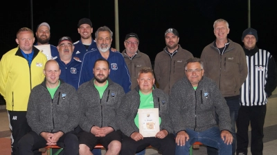 Die Sportfreunde Kondrau (vorne) mit den Schützen Loos Andreas, Stark Michael, Selch Christian und Hecht Karl - Heinz gewannen das Eisstock Pokalturnier des SV Steinmühle. Auf den weiteren Platzierungen folgten der FC Kaltenbrunn (hinten links) und der SV TUS/DJK Grafenwöhr (hinten rechts). (Bild: Tobias Santl)