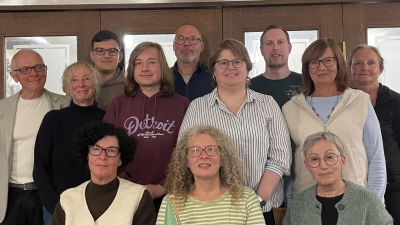 Die Teilnehmenden der Ortsversammlung von Bündnis 90/Die Grünen in Sulzbach-Rosenberg mit der neu gewählten Vorstandschaft. Yvonne Rösel (vorne 2. v. l.), Martin Schöfl (hinten 2. v. r.), Gaby Mutzbauer (Mitte 1. v. r.) und Simone Pirner (Mitte 2. v. r.) (Bild: Yvonne Rösel)
