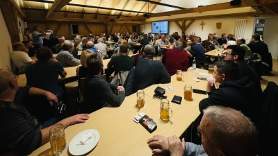 Vollbesetzter Ratssaal beim Schafkopftunier im Schafferhof in Konnersreuth. (Bild: Melanie Wenisch)