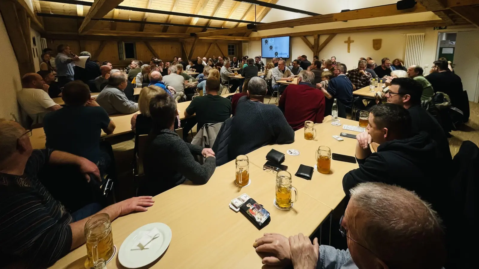 Vollbesetzter Ratssaal beim Schafkopftunier im Schafferhof in Konnersreuth. (Bild: Melanie Wenisch)