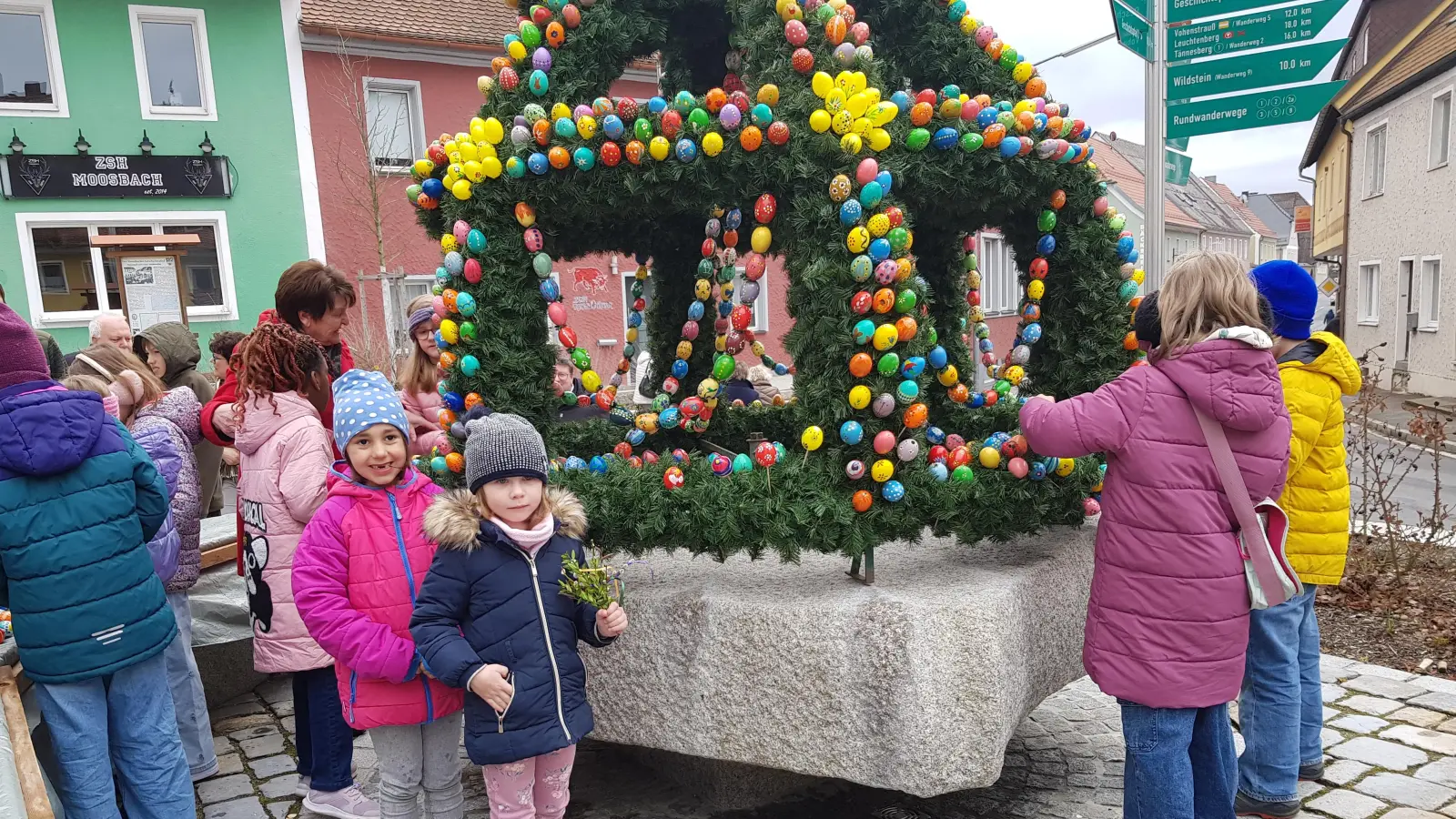 Kinder konnten ihre eigenen bemalten Eier in die Osterkrone stecken und sie wieder entdecken. (Bild: Peter Garreiss)