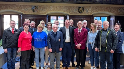Die Geehrten mit BRK Kreisgeschäftsführer Sebastian Schaller, 1.Bürgermeister Stadt Auerbach Joachim Neuß, Bereitschaftsleiter BRK Auerbach Daniel Sertl, Blutspendebeauftragten Eva Goß &amp; Markus Kirzdörfer. (Bild: Lisa Voit )